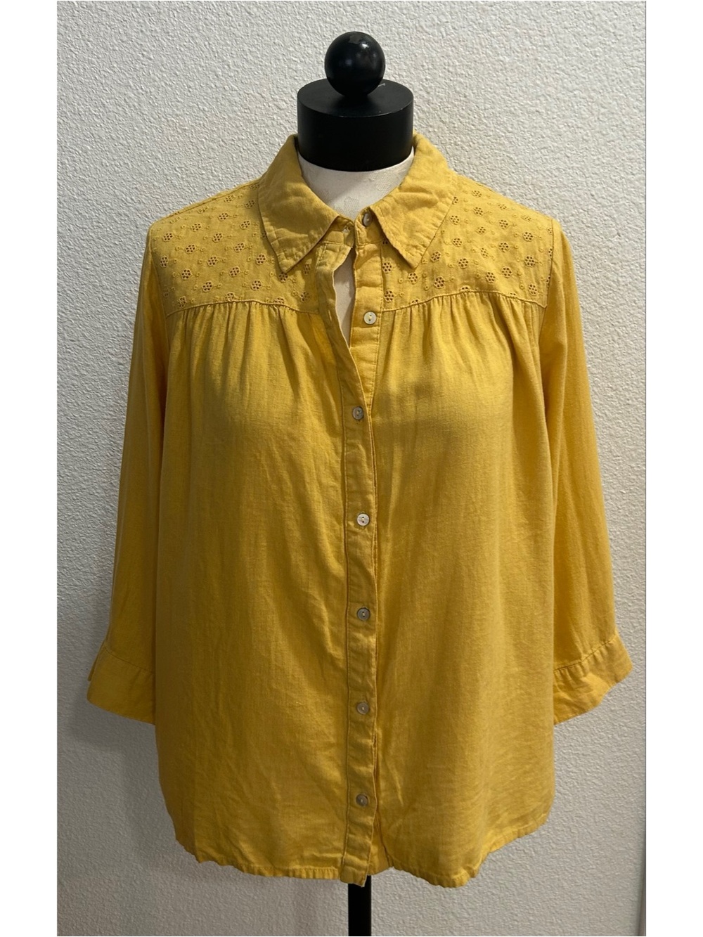Vintage Naturals D&Co Woman’s Butter Yellow Linen Blend Eyelet Shirt Size Large